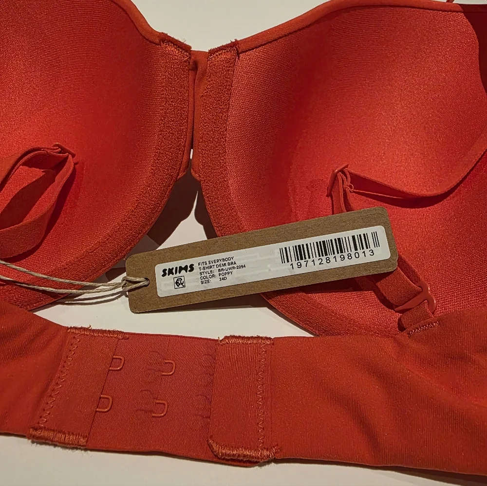 Skims Fits Everybody T Shirt Demi Bra - Picture 5 of 5